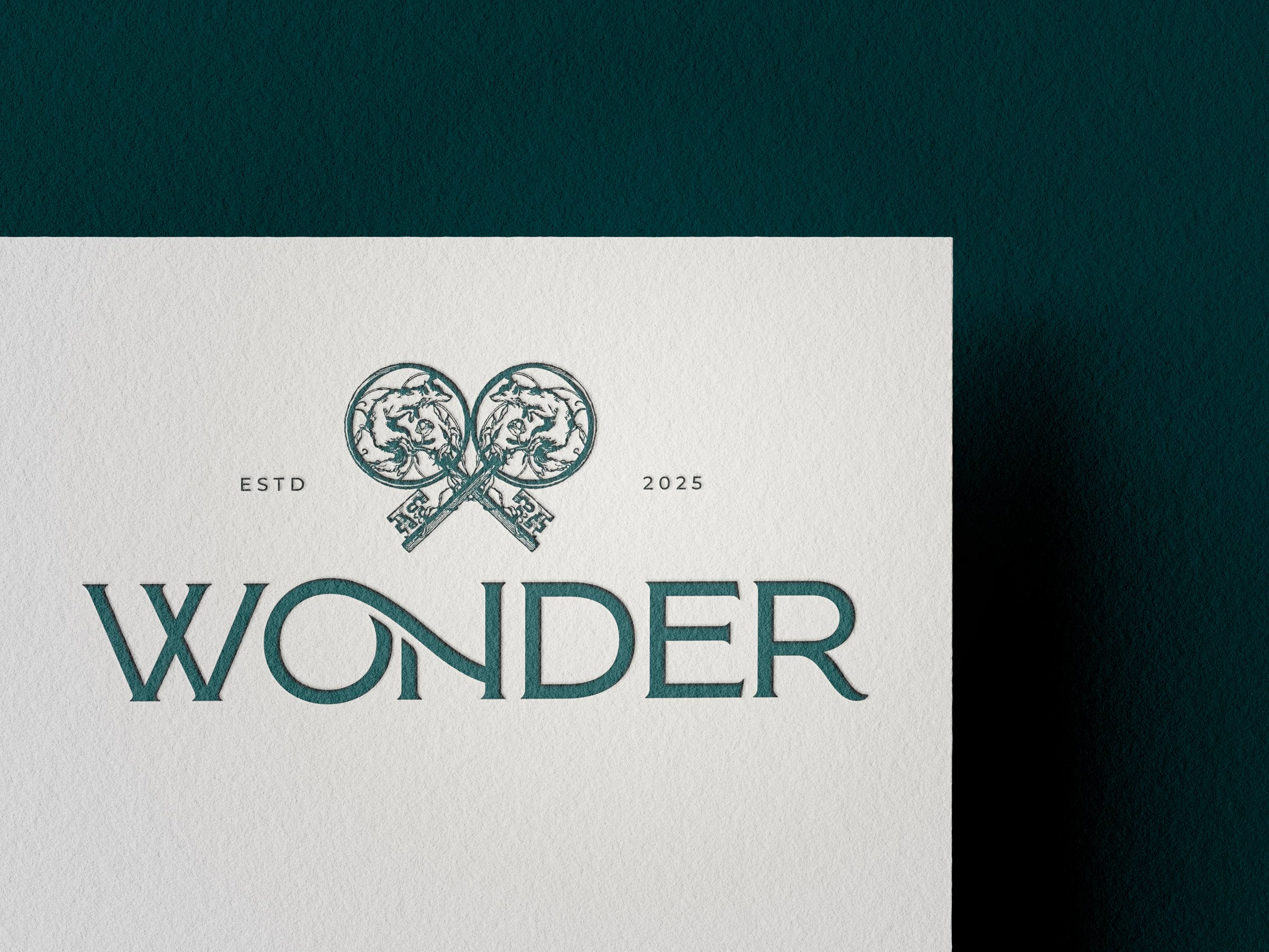 Logo de l’hôtel Wonder imprimé en relief sur papier, sur fond vert sombre