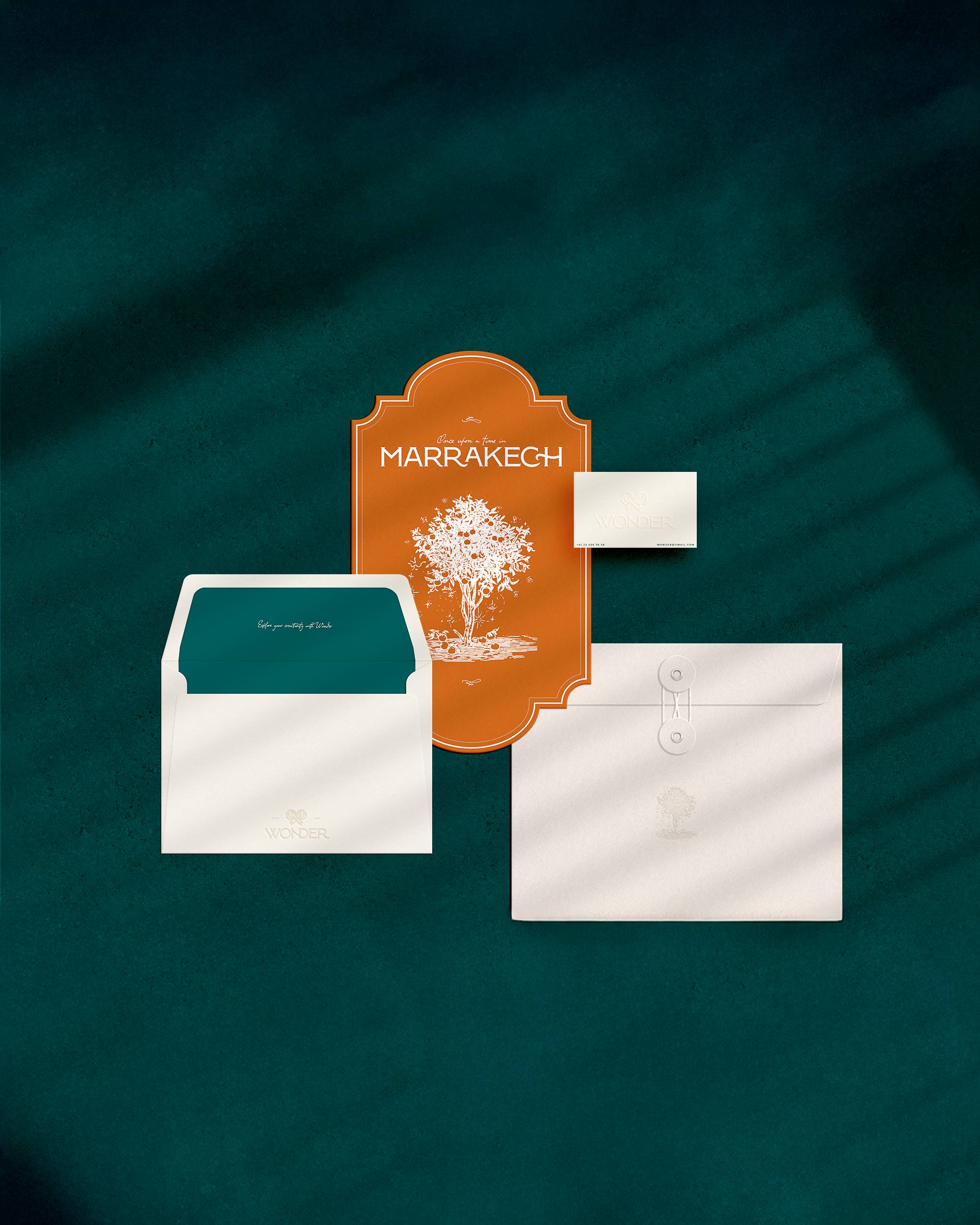 Papeterie d’hôtel : enveloppes, carte de visite et carte illustrée Marrakech sur fond vert